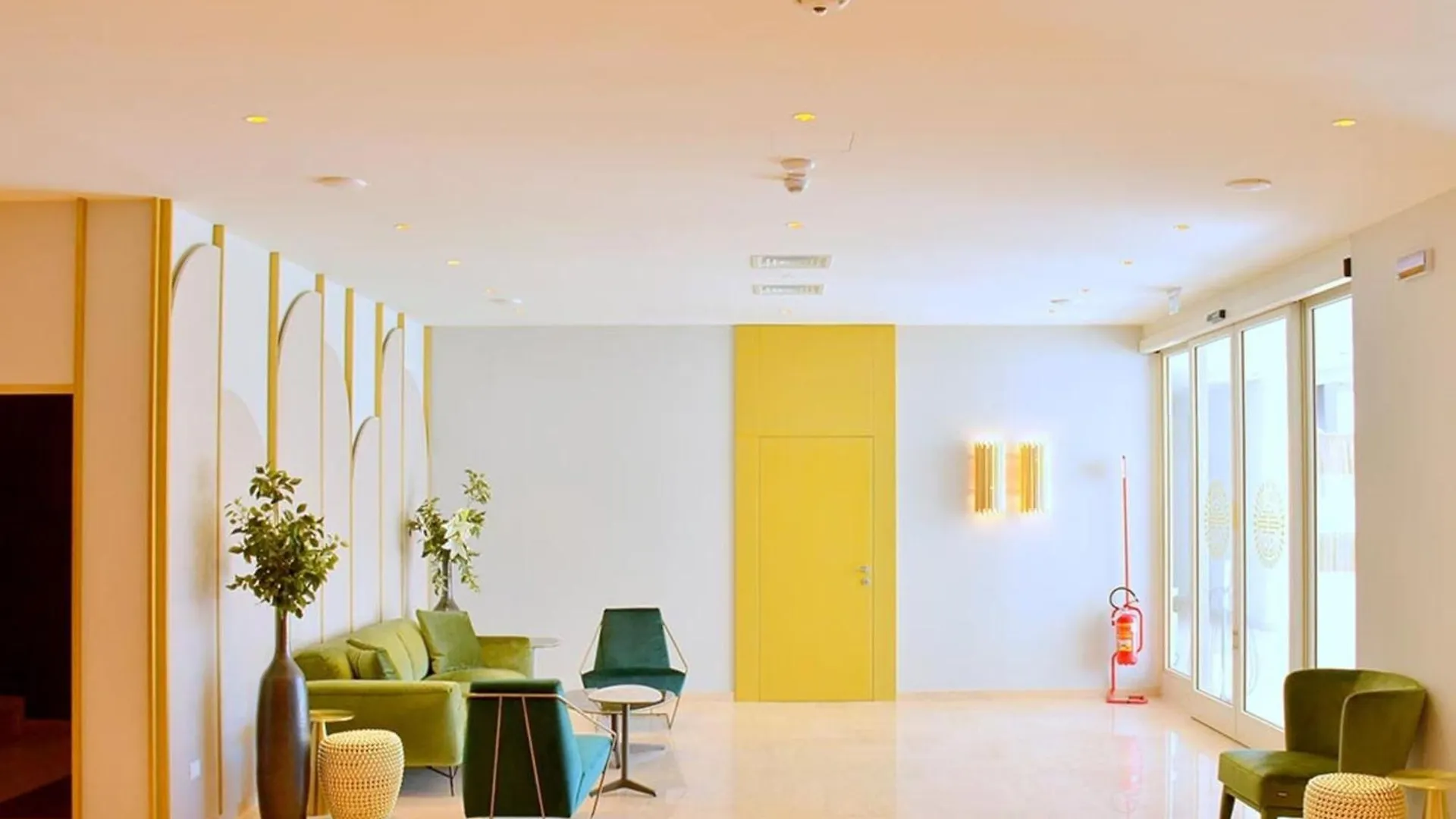 Charming Beachfront Apartment With A Bright Terrace 比比翁