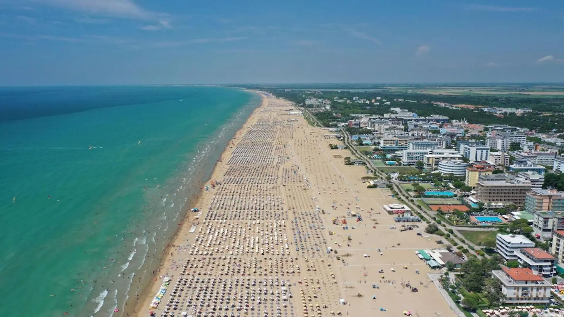 Charming Beachfront Apartment With A Bright Terrace Bibione Italien