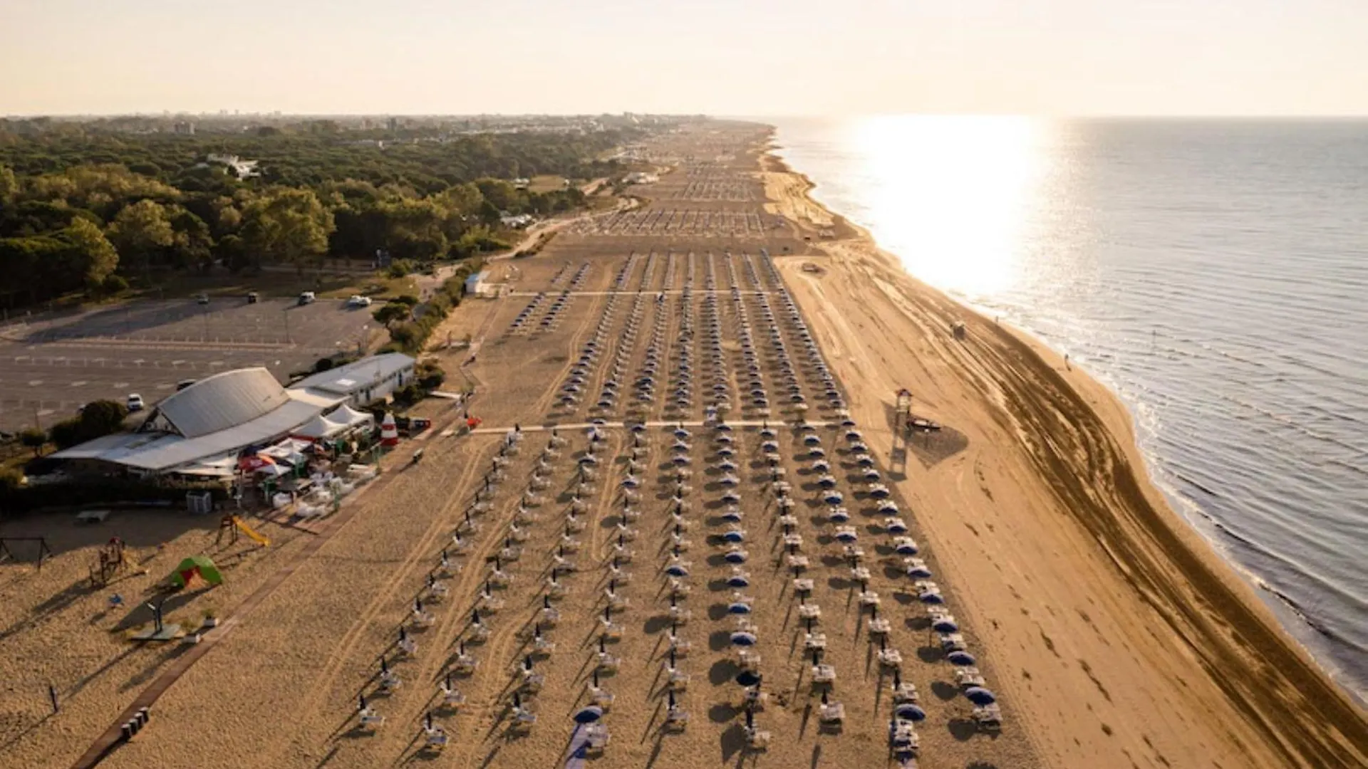 Charming Beachfront Apartment With A Bright Terrace Bibione